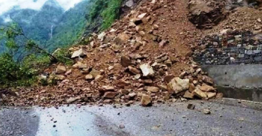 ताप्लेजुङमा पहिरो जाँदा एकै घरका तीन सहित चारजना बेपत्ता